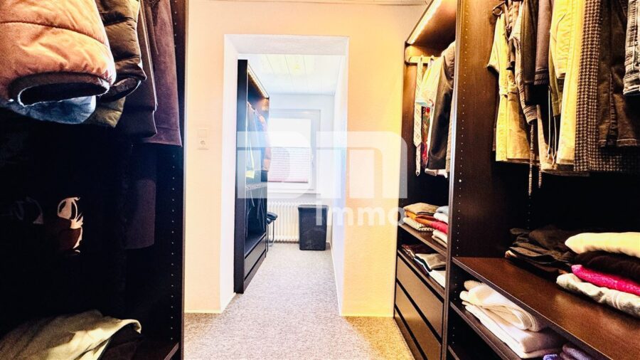 Modernisiertes Ein- bis Zweifamilienhaus mit Maisonettebereich in Traumlage - DG Ankleide